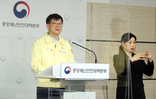 이기일 중앙재난안전대책본부 제1통제관이 지난 4일 코로나19 정례브리핑을 실시하고 있다./사진=보건복지부제공