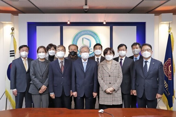 지난 4일 서울 목동 방송회관에서 열린 제8회 전국동시지방선거 선거방송심의위원회 위원 위촉식에 참석한 이동재 위원(왼쪽부터), 심미선 위원, 박동순 선거방송심의위원회 부위원장, 박수택 위원, 유기철 위원, 정연주 방송통신심의위원회 위원장, 권혁남 선거방송심의위원회 위원장, 김언경 위원, 이동규 위원, 김진석 방송통신심의위원회 사무총장, 김영훈 위원/사진=방송통신심의위원회 제공