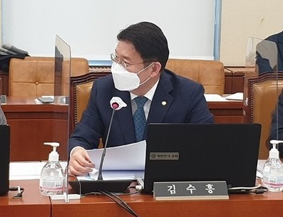 민주당 김수흥 의원(익산갑)이 지난 4일 열린 기획재정위원회 전체회의에서 기재부 등을 상대로 대책마련을 촉구하고 있다. 사진=김수흥 의원실 