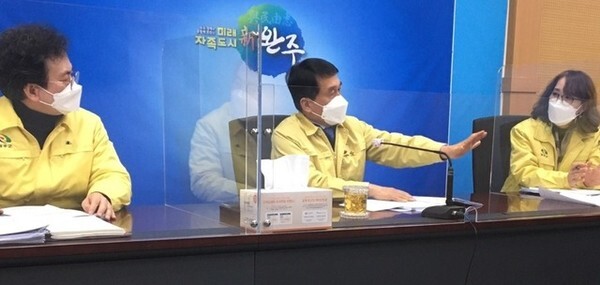완주군은 7일 오전 오미크론 확진자 급증에 따른 긴급 간부회의를 열어 보건인력 보강 등 적극 대응하기로 했다. 
