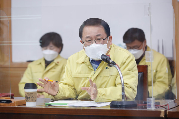 정헌율 익산시장이 7일 익산시청 상황실에서 열린 신년 기자간담회에서 올해 시정 운영 방향을 밝혔다. /사진 제공=익산시