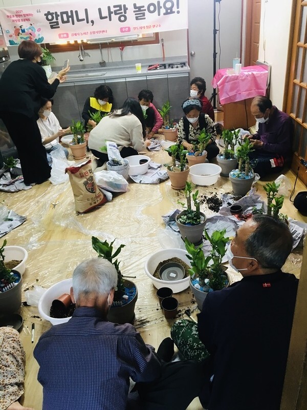 김제시 농업회사법인 ‘꽃다비팜' 농장에서 회원들이 직접 꽂을 직접 재배하고 있다.