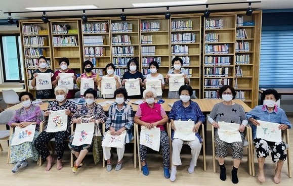 순회사서들이 농촌 지역 주민들에게 더 나은 양질의 도서관 서비스를 제공하고 있다.