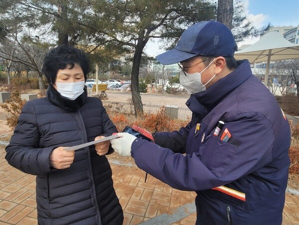 전북지방우정청은 농어촌 금융 소외지역과 거동이 불편한 취약계층 주민 등을 대상으로 집배원이 직접 현금을 배달하는 서비스를 실시한다. /사진 제공=전북지방우정청