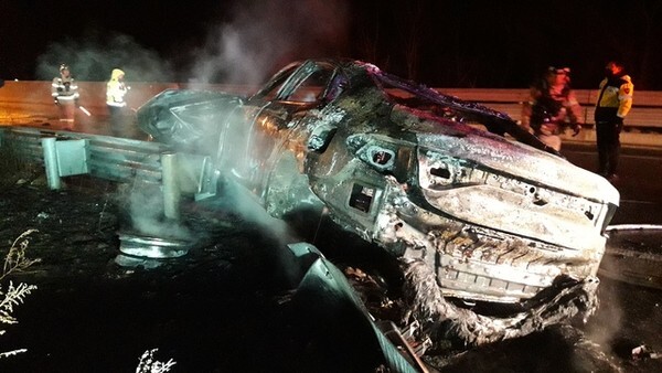 7일 오전 2시 30분께 완주군 상관면 익산~장수간 고속도로(상행선)에서 차량화재가 발생했다. 사진=전북소방본부 제공