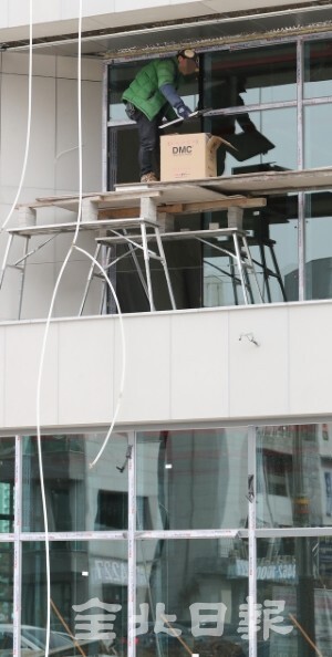 중대재해처벌법이 시행됐음에도 불구하고 7일 전주시내의 한 공사 현장에서 여전히 안전모 등 안전장비를 착용하지 않고 작업을 하고 있어 사고가 우려되고 있다. 조현욱 기자