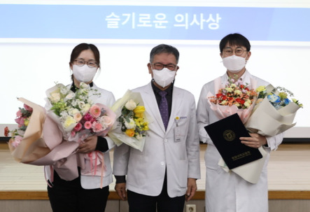 원광대병원 정신건강의학과 장승호 교수와 호흡기내과 황기은 교수가 이달의 슬기로운 의사상을 수상하고 기념쵤영을 하고 있다.