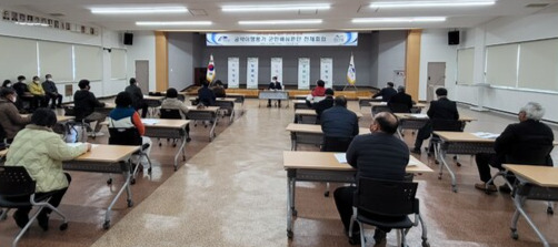 8일 진안군청 강당에서 전춘성 군수 공약이행 군민배심원단이 배병옥 단장의 주재 아래 전체회의를 갖고 있다.