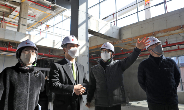 김승수 전주시장이 9일 신축공사가 진행 중인 효천지구 전주푸드직매장을 방문해 공사 진행상황을 점검했다. 