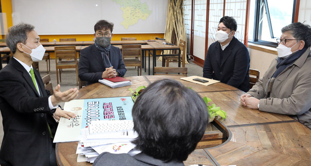 오상현 현대옥 프랜차이즈 대표가 지난 9일 전주시청에서 자립준비청년을 위한 자립지원금 6000만 원을 기탁하고, 김승수 전주시장과 대화를 나누고 있다.