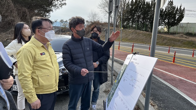 하태욱 남원 부시장이 건설과 직원으로부터 사매 덕과 도로 개선 사업 현장에 대한 설명을 청취하고 있다.
