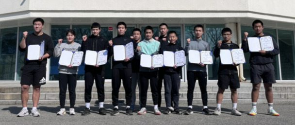 전국대회에서 우수한 성적을 낸 전북레슬링 선수들이 포즈를 취하고 있다.