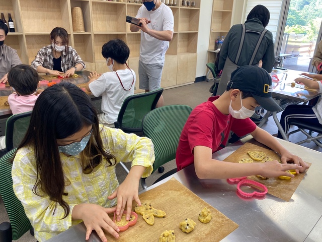 완주에서 쿠키만들기 체험을 하는 초등학생들