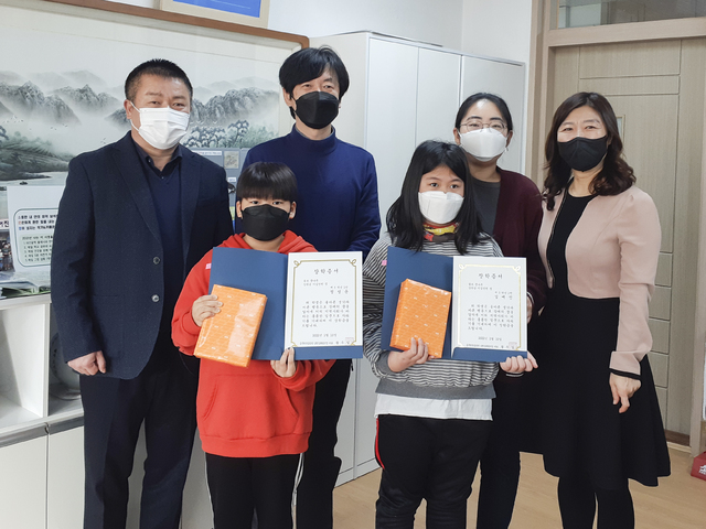 남원상록골프장 초등학생에게 장학증서