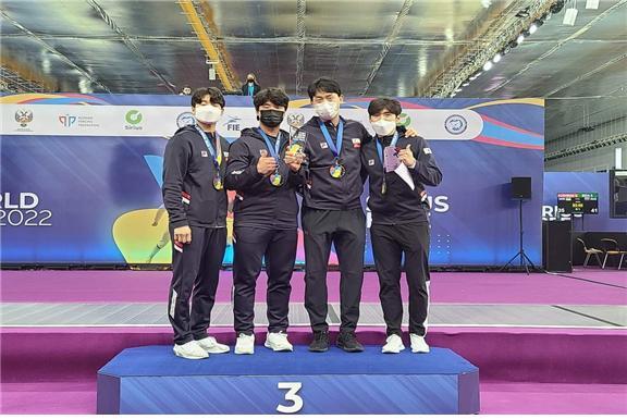 권영준 선수(오른쪽 두 번째) 등 대한민국 남자 에페팀이 러시아 소치에서 열린 국제월드컵펜싱선수권대회에서 동메달을 딴 뒤 기념촬영을 하고 있다