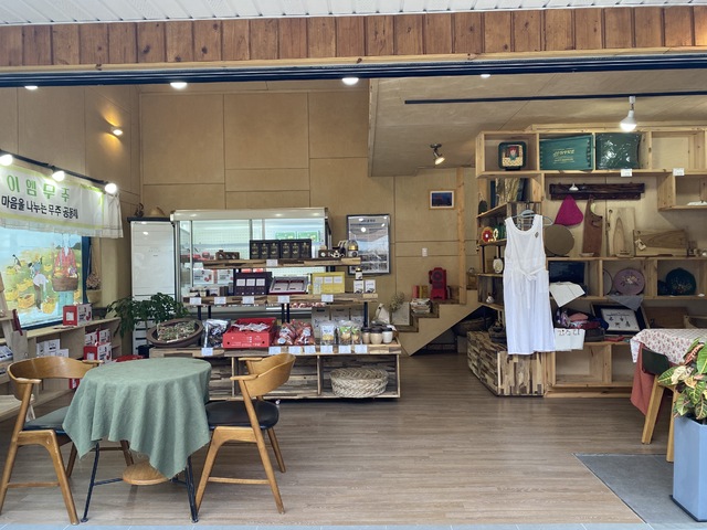 무주군 수작부리는 카페 내부