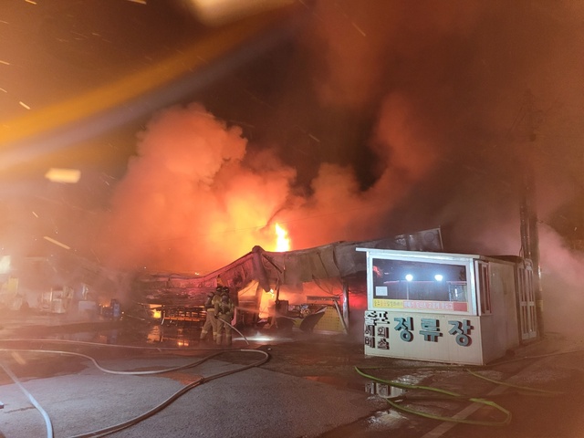 지난 22일 오후 11시 15분께 부안군 줄포면의 한 상가에서 불이 나 1억 5000여만 원 상당의 재산피해가 발생했다. /사진=전북소방본부 제공