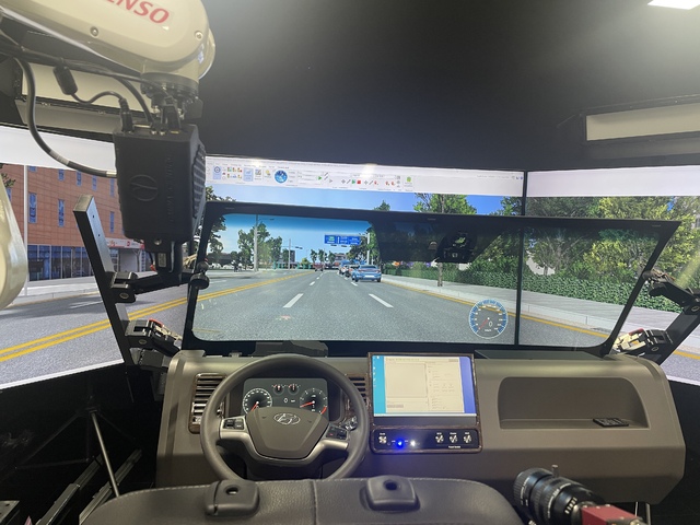 한국조명ICT연구원의 상용차용 HUD 홀로그램 실증