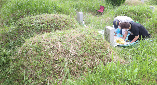 추석을 앞둔 4일 주말을 맞아 이른 성묘를 하려는 시민들이 전주효자공원묘지를 찾아 조상들의 묘를 살피고 절을 올리고 있다. 