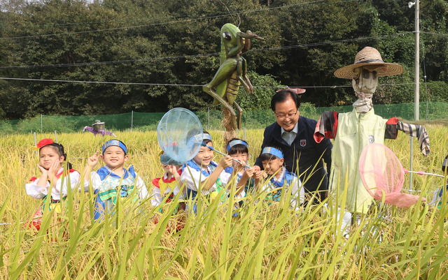 유희태 완주군수가 28이 완주군 고산자연휴양림 일원에 마련된 완주 와일드&로컬푸드 행사장에서 어린이들과 메뚜기 잡기 체험을 하고 있다.