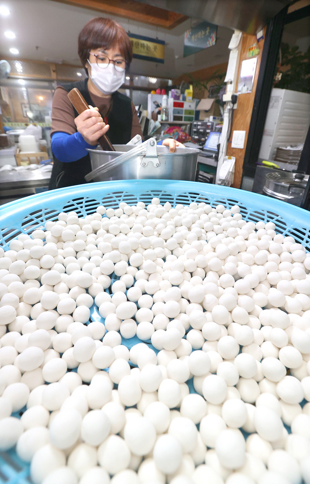 	작은설 동지를 앞둔 20일 전주 남부시장 한 팥죽집에서 동지팥죽을 즐기려는 시민들의 발길이 이어져 연신 새알 팥죽을 만들고 있다. 