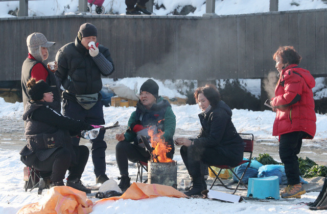 전북지역 대부분이 영하권 날씨에 머무르며 한파가 이어지고 있는 28일 전주천변 새벽시장에서 상인들이 모닥불에 몸을 녹이며 추위를 달래고 있다. 