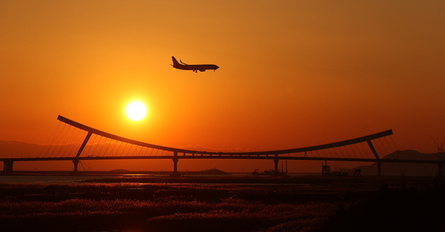 다사다난하지 않은 해가 없겠지만 대선과 총선 등 큰 선거가 치러졌고 이태원 참사 등 가슴 아픈 사건들도 있었지만 코로나19에서 조금이나마 벗어나 실외마 스크가 해제되고 전북특별자치도법이 국회를 통과하며 전북발전의 희망도 보았 다. 29일 정식 개통한 새만금 남북도로 만경대교 위로 새만금 국제공항 조기착공의 염원을 담고 여객기가 지나가자 2022년 임인년을 뜨겁게 달궜던 태양도 마지막 붉은빛을 뿜어내며 2023년 계묘년 더 힘찬 한 해를 준비하고 있다.