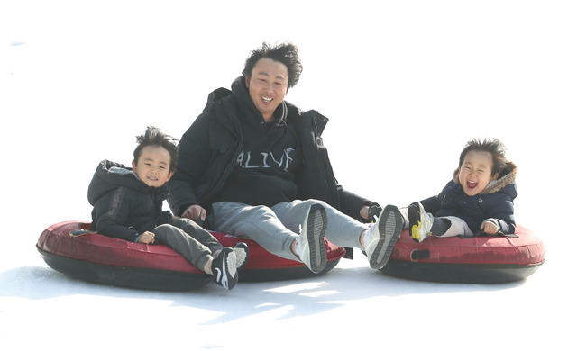 포근한 날씨 속에 새해 첫 주말을 맞은 8일 전주 모악랜드 눈썰매장을 찾은 한 가족이 눈썰매를 타며 즐거워하고 있다. 