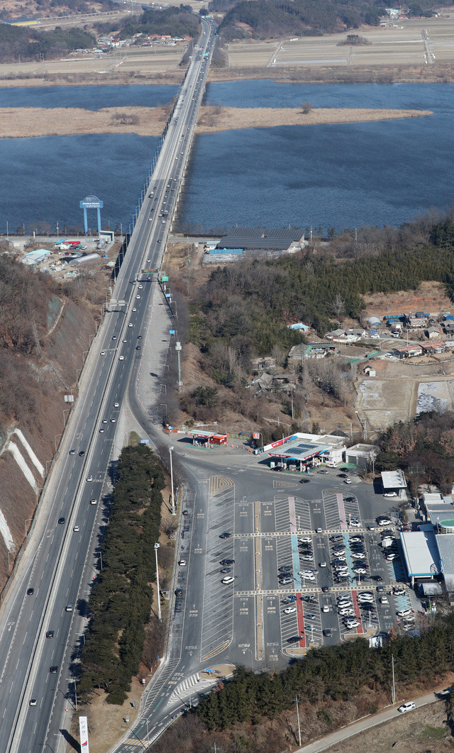 설 연휴 마지막 날인 24일 군산휴게소 인근 서해안고속도로가 한산한 모습을 보이고 있다. (항공촬영 협조 = 전북경찰청 항공대 항공대장 박형식 경감, 기장 김종식 경위) 