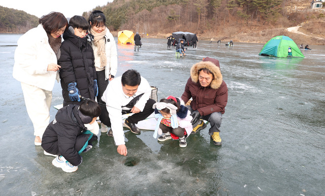 연일 한파가 기승을 부리면서 29일 꽁꽁 얼어붙은 장수 와룡호에서 추위도 잊은 채 얼음 빙어 낚시를 즐기고 있다. 오세림 기자