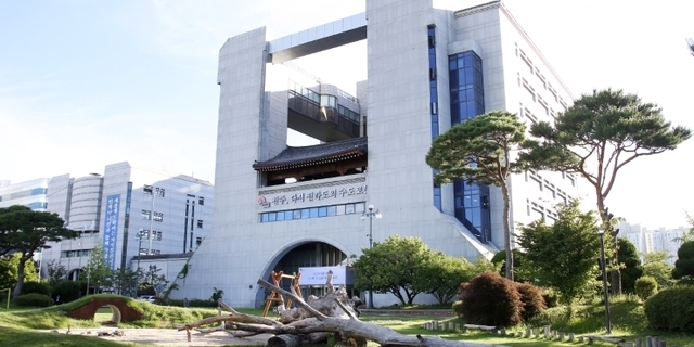 ‘임기 못 채우고 퇴사후 로펌 행’ 세금으로 경력 쌓는 공모직(변호사) 적절하나