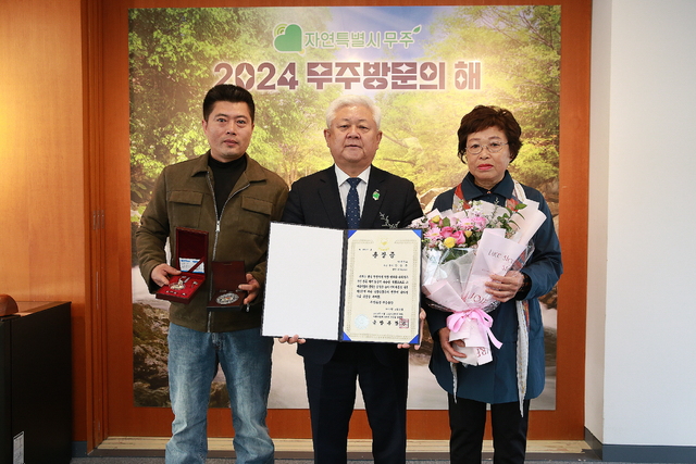 74년 만에 딸이 대신 받은 화랑무공훈장...고(故) 한상춘 상사의 뒤늦은 명예회복