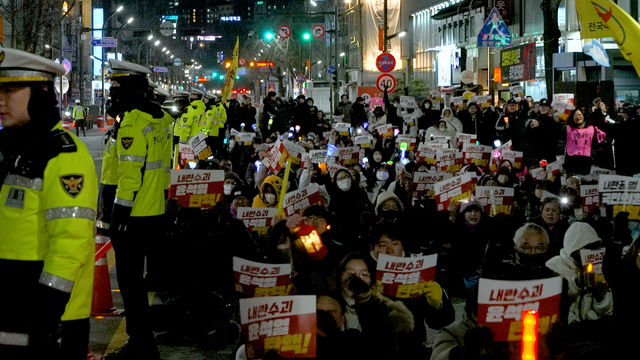 [영상] "그들이 군대와 폭력을 동원할 때"…윤석열 퇴진 비상 촛불집회