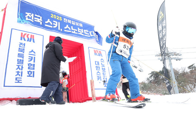 [2025 전북일보배 전국 스키·스노보드 대회] 설원 가르는 스키 동호인들 솜씨 뽐내