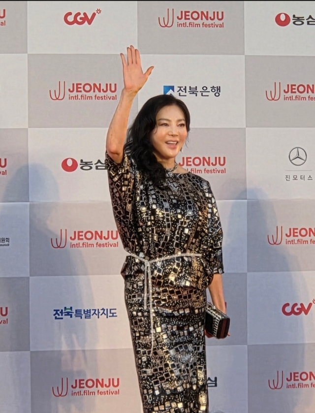[픽! 전주국제영화제] 배우 겸 연출가 박리디아, 전주국제영화제 레드카펫 참여