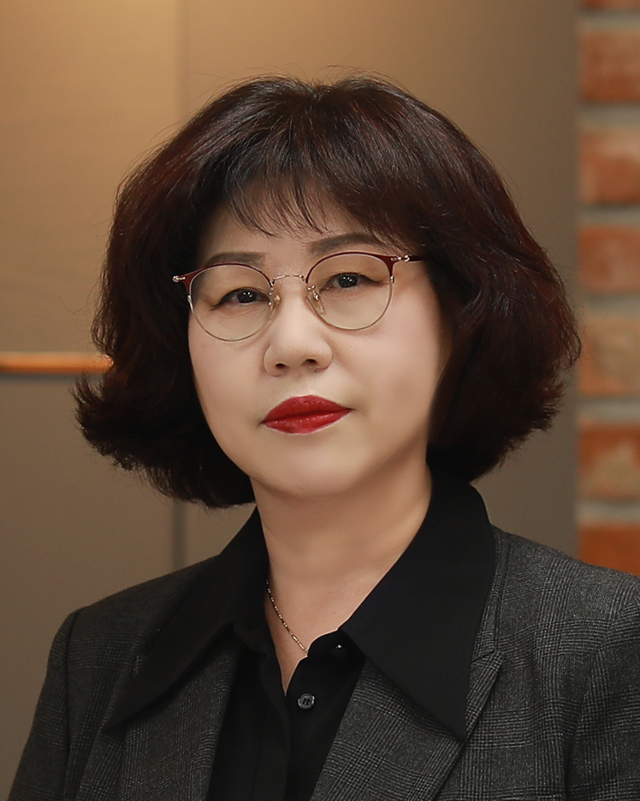 [새벽메아리] 공무원에게는 긴 공직생활에서 우러난 ‘기품(AURA)’이 있다
