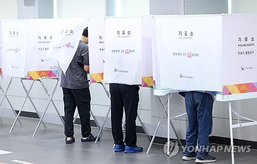 <b>사전</b>투표 첫날 전북정치권 총력전