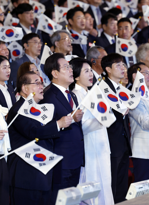 李 대통령 “분열의 정치 종식”…광복절 두쪽으로 쪼개진 정치권