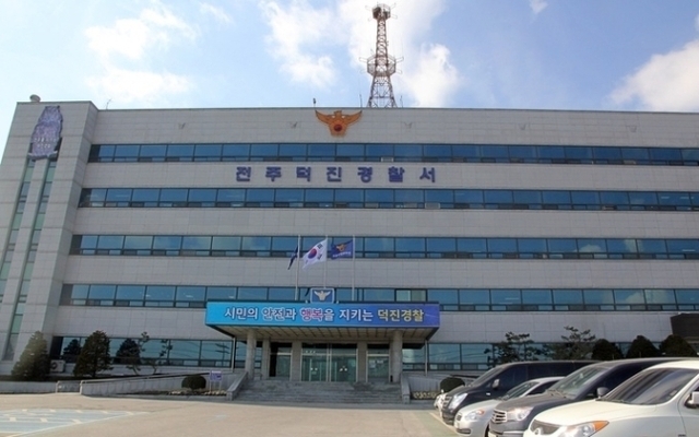 빗길 달리던 오토바이, 연석과 충돌…운전자 병원 이송