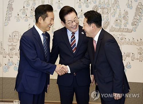 李대통령-여야 지도부, 오찬 회동…鄭-張 웃으며 악수