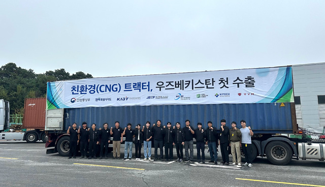 전북에서 생산된 친환경 트랙터, 우즈베키스탄으로 첫 수출