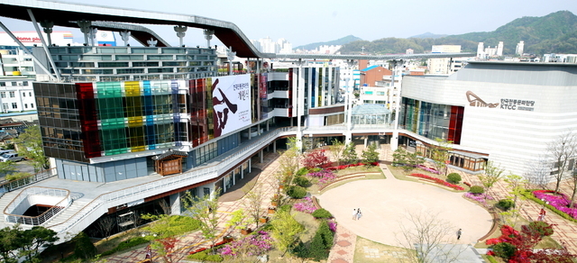 전주문화재단 한지진흥원, 한지의 품격을 세계에 선보인다