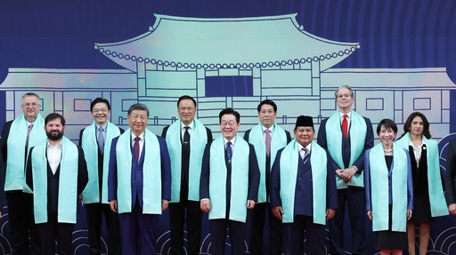 APEC 정상들, '갑사' 목도리 두르고 단체 촬영... 전통과 지속 가능성의 조화