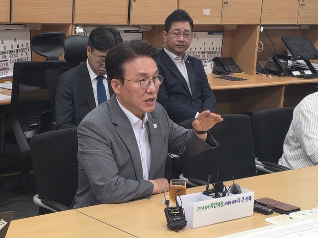 "반도체 전국 확산" 꺼낸 김민석...전북서 '2·3차 투자' 답 내놓을... - 뉴스 썸네일 이미지